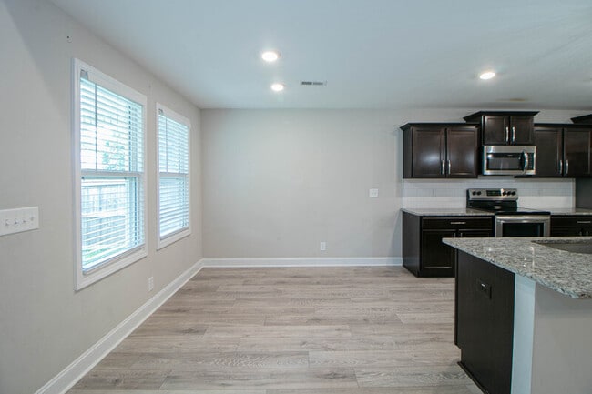 Photo - 220 King Rd