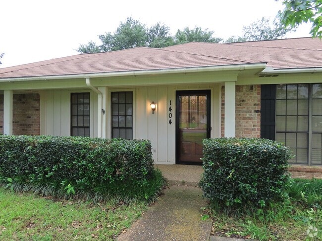 Building Photo - South Tyler! Spacious 3 Bedroom, 2 Bath Rental