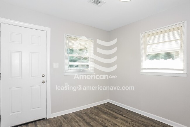 Photo - 1952 Williams Dr