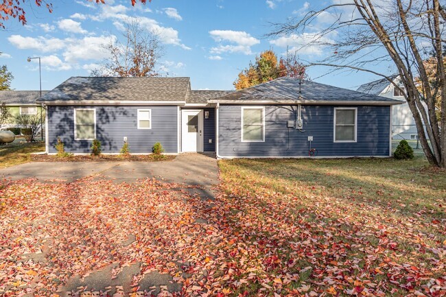 Building Photo - Charming 3-Bed Lakefront Retreat Rental