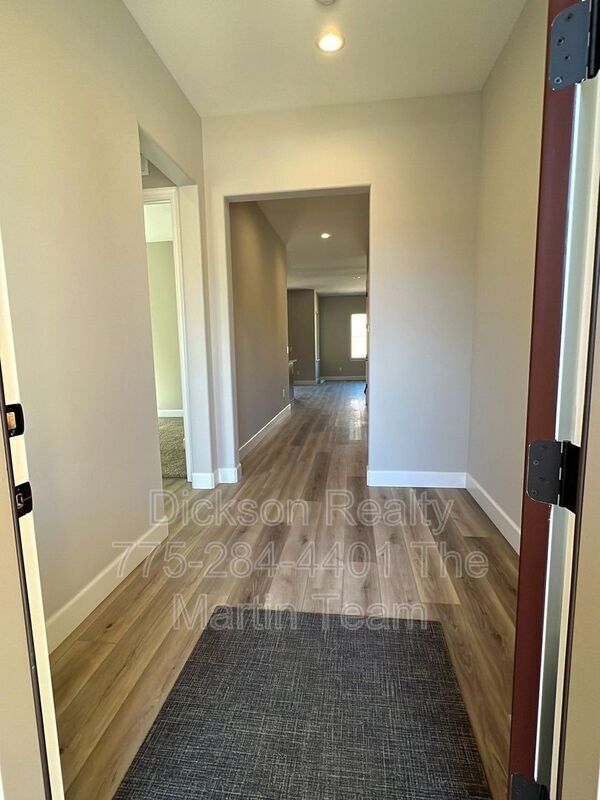 Photo - 215 Commodore Dr