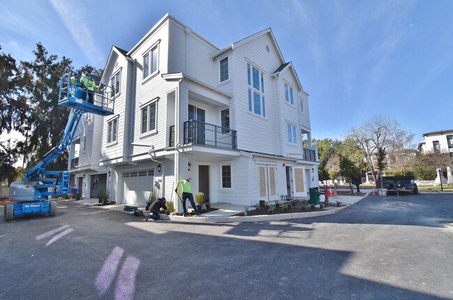 Photo - $4,290 / 4 BR - STUNNING NEWER MODEL TOWN HOME IN CENTRAL FREMONT