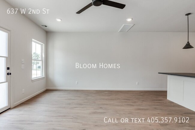 Photo - 637 W 2nd St