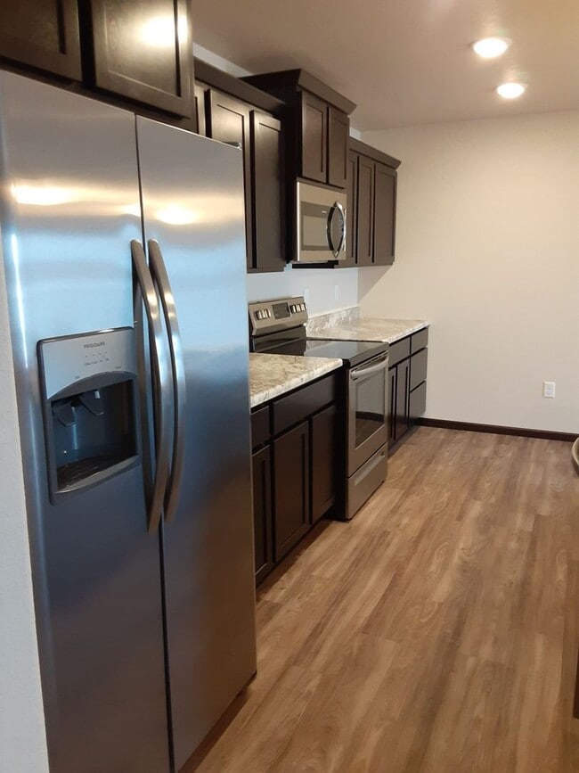 Photo - Modern Comfort: Discover Our 1-Bedroom Apartment Gem Unit Fox Run Apartments -581 #10