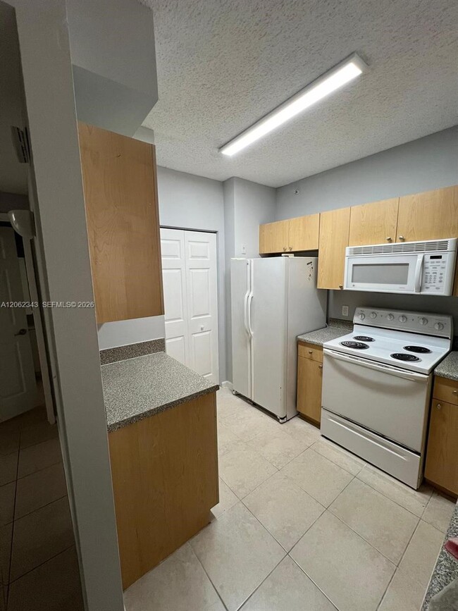 Building Photo - 8020 N Nob Hill Rd Unit 102