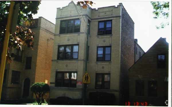 Photo - 4246-4248 N Francisco Ave Apartments