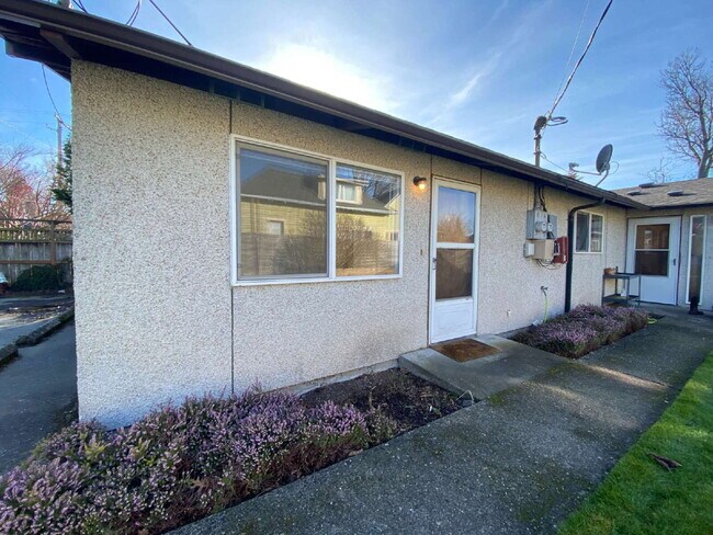 Building Photo - Quiet, Cozy 2-Bedroom Located in Columbia Neighborhood Unit B