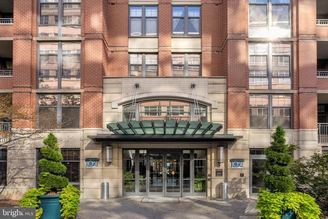 Building Photo - 1021 N Garfield St Unit 148