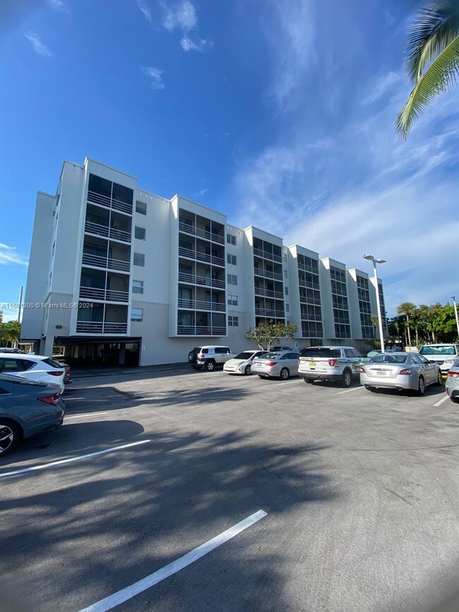 Photo - 2821 N Miami Beach Blvd Condominio Unidad 4N