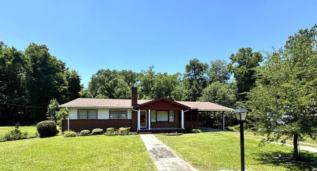 Building Photo - Convenient 3BR Home with Water & Lawn Care Included
