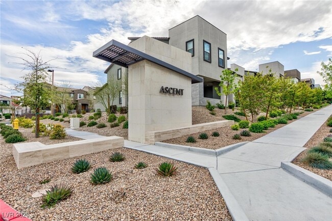 Photo - 527 Sonoma Range St