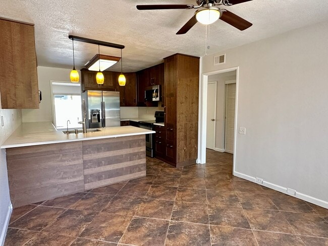 3266 Loma Riviera Dr