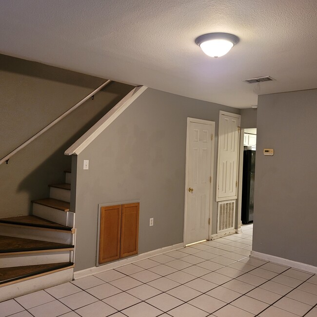 Building Photo - 3409 Golden Dr Unit Apt B