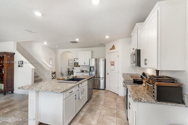 Photo - 904 Old Country Rd S E