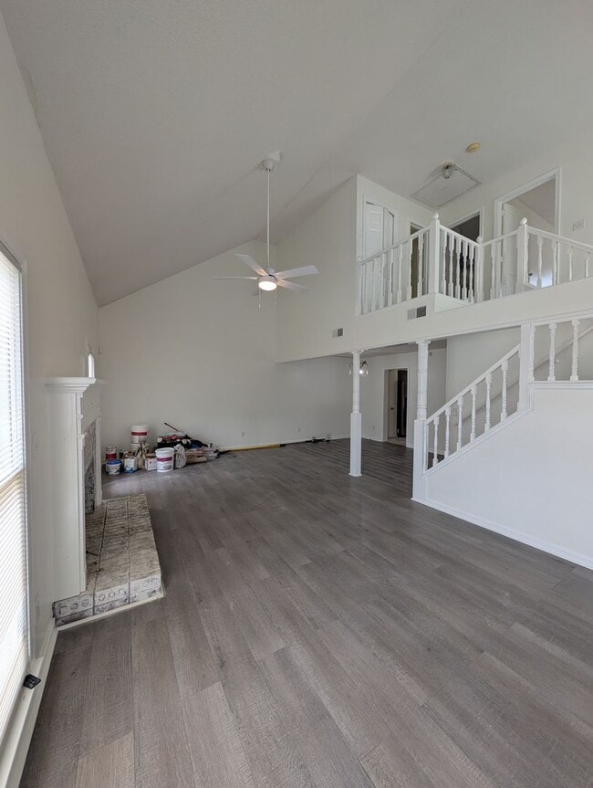 Building Photo - Renovated 3BR with Large Fenced Yard and Lots of Light