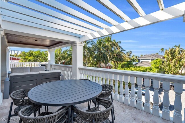 Photo - 271 Broad Ave S Unit 203