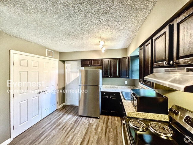 Building Photo - Practical 2BR Townhome with Essential Comf...