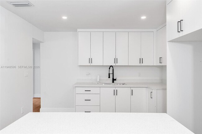 Building Photo - 1046 Jann Ave