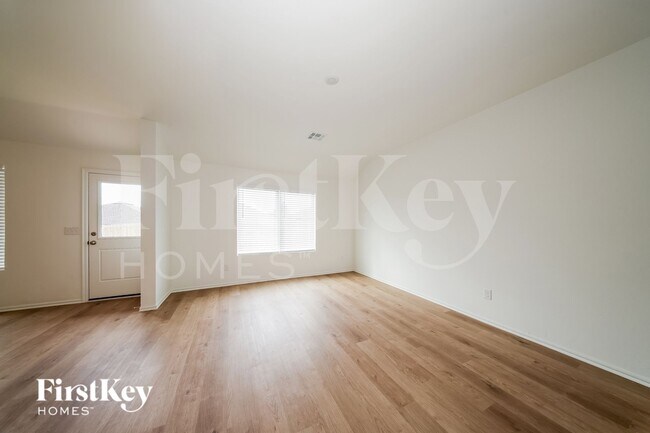 433 Labelle Ln