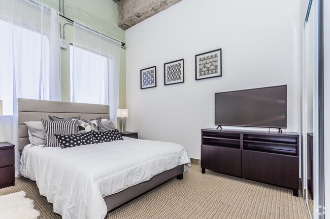 1BR, 1BA - 800 SF