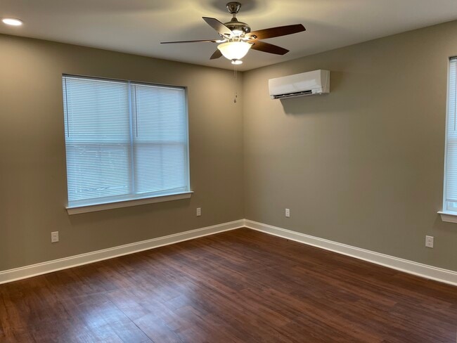 Photo - 704 Moore St