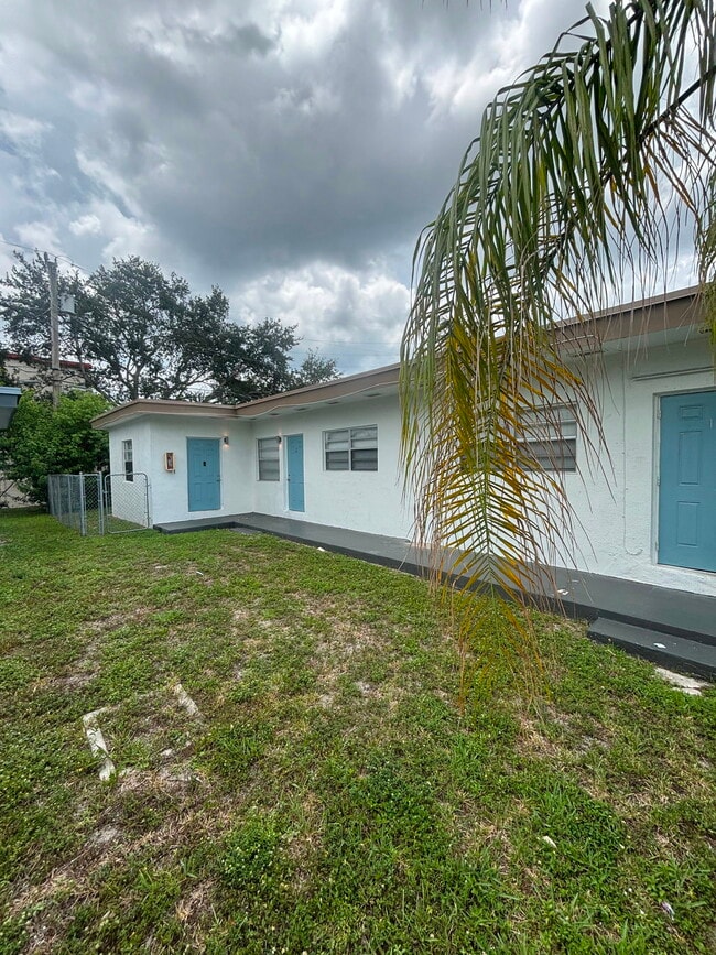 Building Photo - 121 SW 5th Ct Unit 2