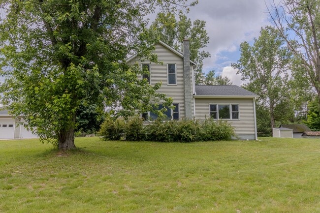 Building Photo - Home Sweet Home on Two Beautiful Acres