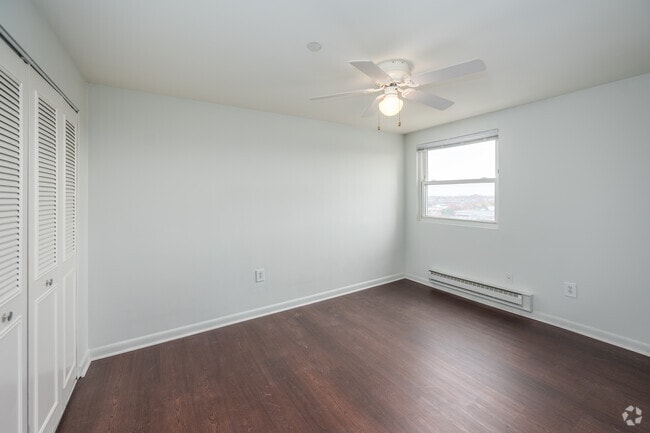 2BR, 1BA - 886SF - 2nd Bedroom