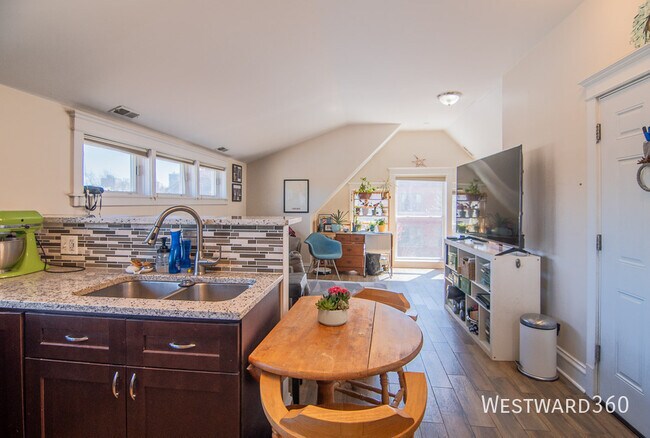 Photo - 1252 W Elmdale Ave Unit 3