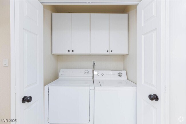 Building Photo - 5038 S Rainbow Blvd Unit 205 Rental