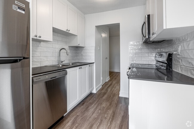 2BR, 1BA - 952SF - Kitchen