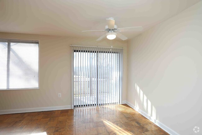 1BR, 1BA - 760 SF