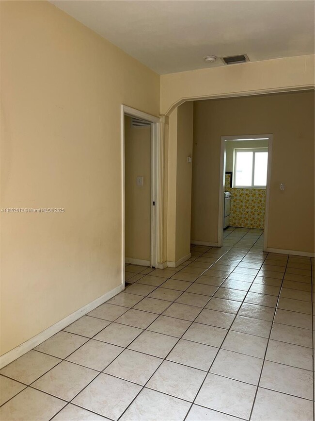Building Photo - 1035 SW 3rd St Unit 2