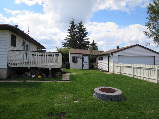 Photo - 4401-4444 44 Ave