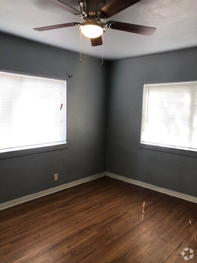 Building Photo - Adorable 2 bedroom house!