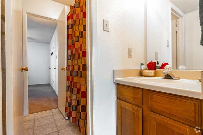 2BR, 1.5BA - 1,048SF - Main Bathroom