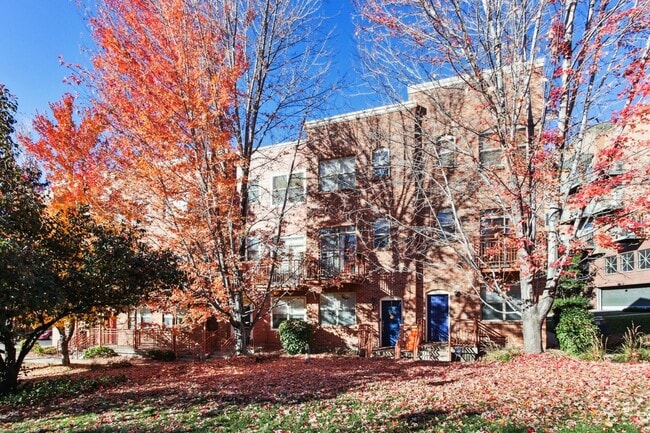 Building Photo - Beautiful 2 Bedroom Townhome / Old Town Ar...