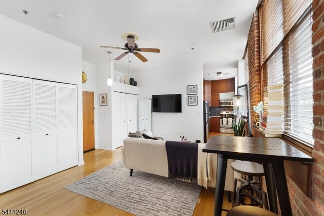 Photo - 240 Main St Unidad 302