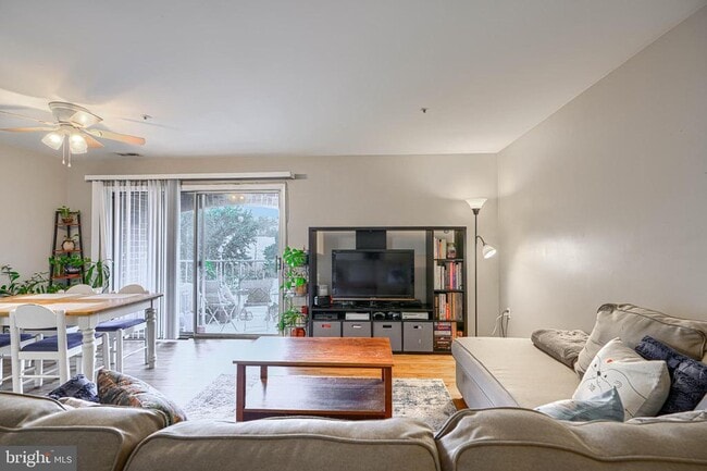 Building Photo - 4104 Chardel Rd Unit 2C