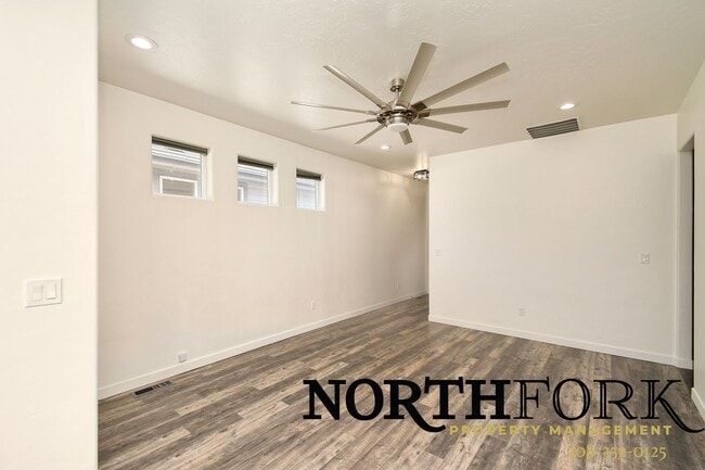 2131 W Bella Ln