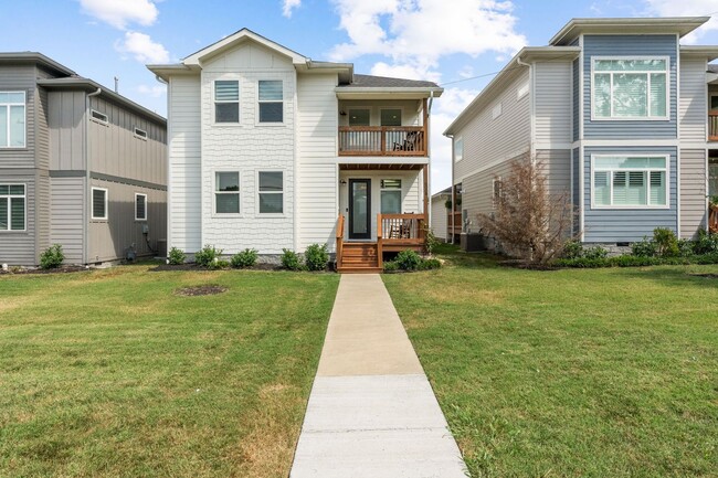 Building Photo - Stunning Rental In Charlotte Parkside