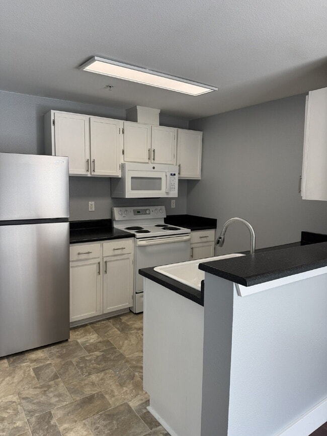 Building Photo - Charming & Spacious 1 Bedroom Condo Retreat in Renton Unit #D303