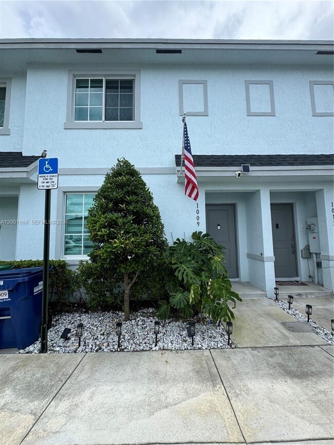 Photo - 1009 NW 4th Ter