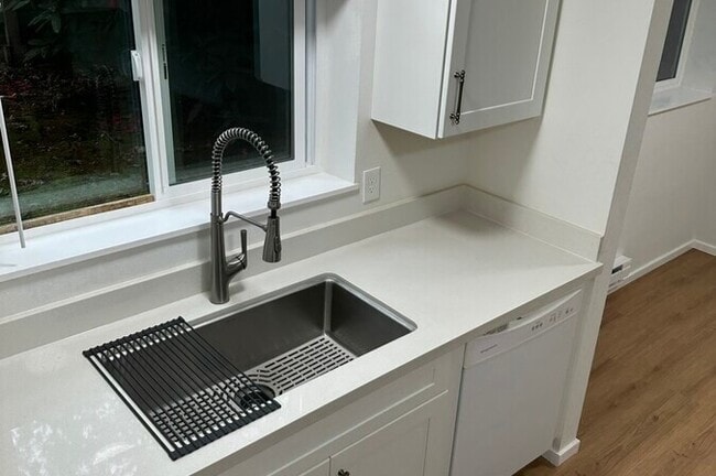 Stainless Steel Undermounted sink - Sunset Apartments