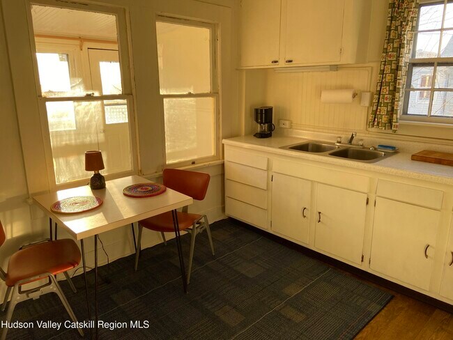 Photo - 251 Robinson St