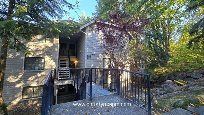 Building Photo - 12515 NE 116th St Unit #B23