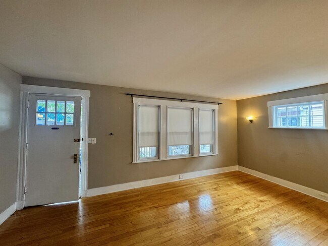 Building Photo - 15 Corinthian Rd Unit 1 Rental