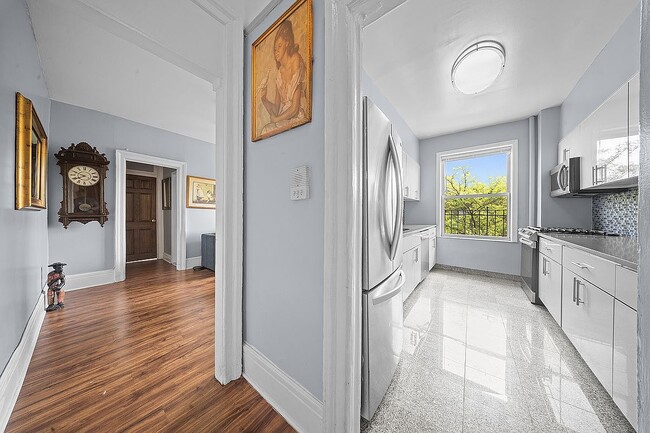 Building Photo - 45-08 40th St Unit F32