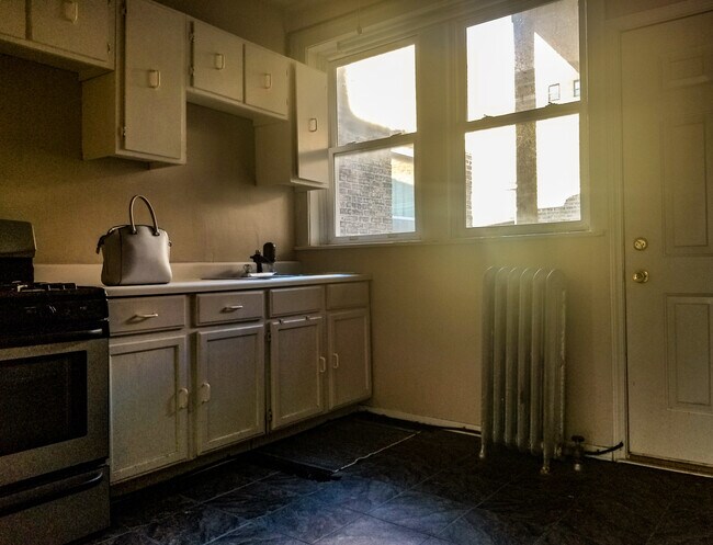 Photo - 1070 W Granville Ave