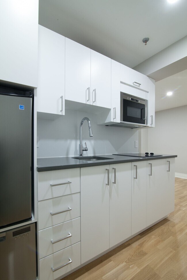 Photo - 25 Av des Pins O Unit 101